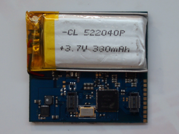 Nahaufnahme einer Handy-Batterie mit aufgedrucktem Text auf einer Leiterplatte auf einer weißen Oberfläche.