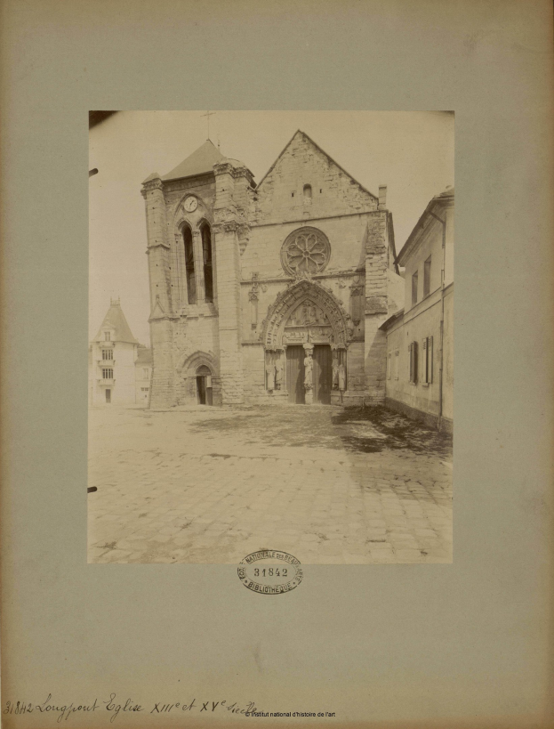 Altes Foto einer Kirche in einer Stadtstraße, gerahmt und von anderen Gebäuden umgeben.