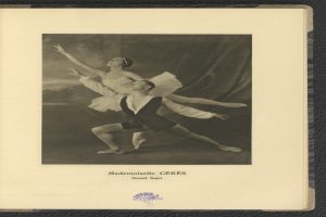 Ein Schwarz-Weiß-Foto eines Mannes und einer Frau in Ballettkleidung, die perfekt synchron tanzen, wobei der Mann ein weißes Tutu trägt und die Frau ein pinkes Kleid trägt, und ein Text am unteren Rand des Rahmens.