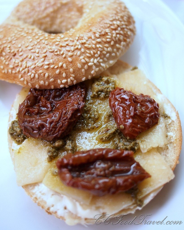 Ein Nahaufnahme eines Burgers mit sichtbaren Zutaten.