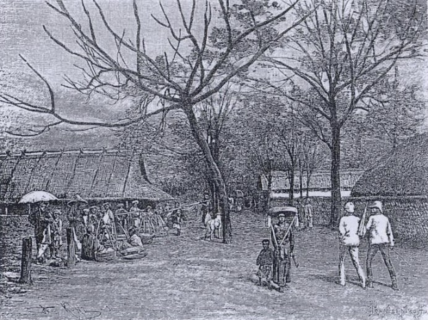 Schwarz-weiß-Zeichnung einer Gruppe von Menschen in traditioneller Kleidung, die eine Dorfstraße in den frühen 1900er Jahren entlanggehen, mit Hütten und Bäumen im Hintergrund und einigen mit Schirmen.