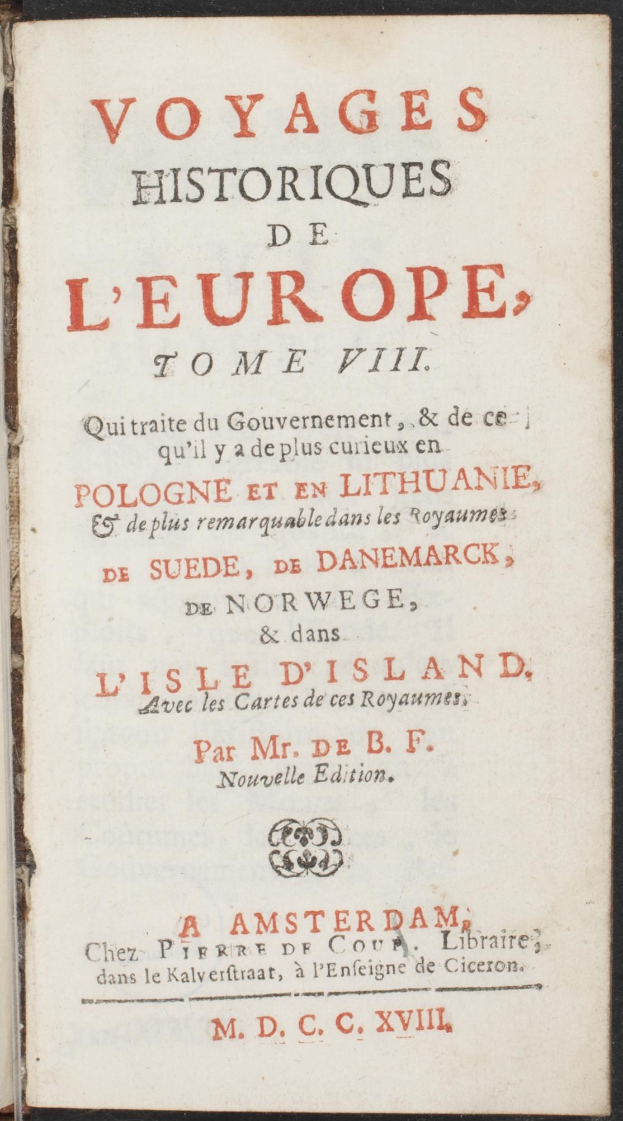 Ein offenes altes Buch mit dem Titel "Voyages Historiques de l'Europe, Tome VIII" mit klassischer Schrift und einem dekorativen Rahmen.