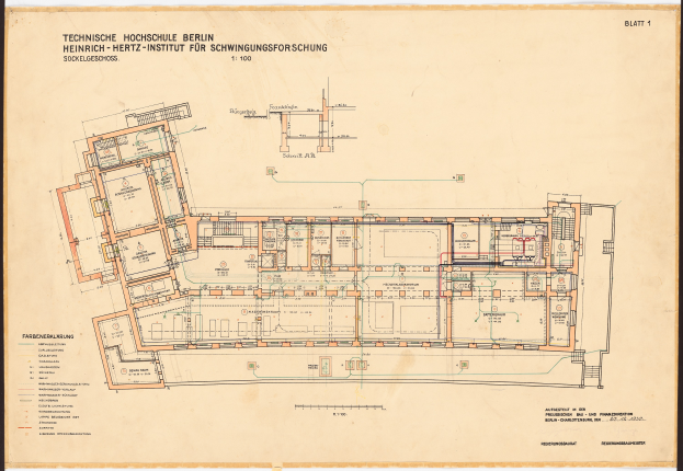 EinBlueprint des Hochschulgebäudes Berlin, das einen detaillierten Grundriss mit zahlreichen Räumen und begleitenden Text zeigt, der das Layout beschreibt.