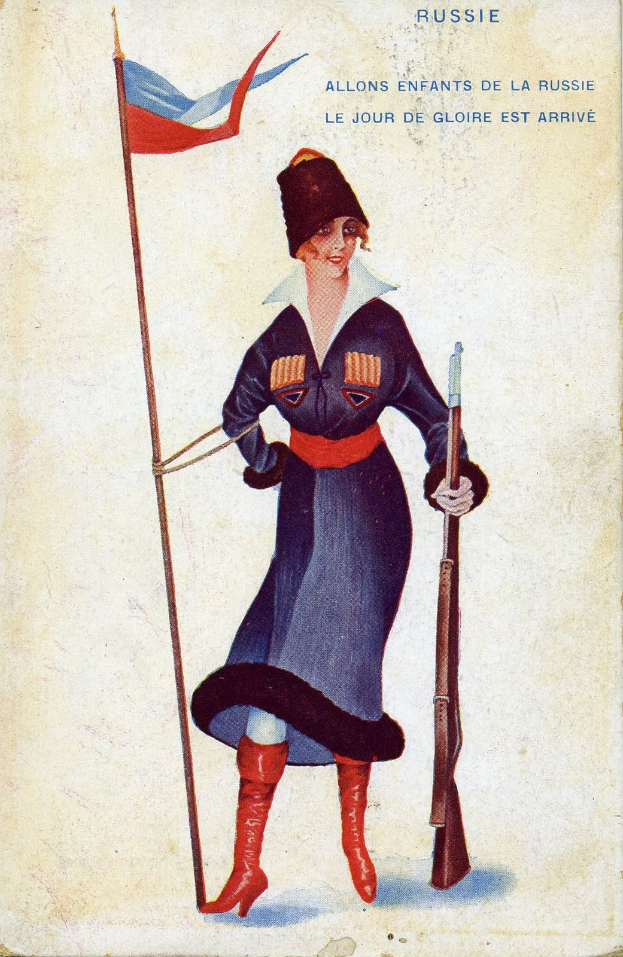 Eine Frau in russischer Militäruniform hält ein Gewehr und eine Fahne, mit dem Text 'Allons enfants de la Russie' oben und unten.