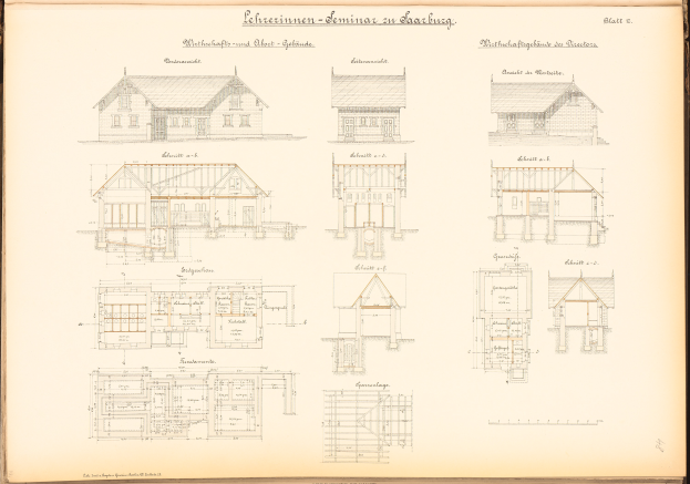 Ein aufgeschlagenes Buch mit einer Hauszeichnung und detaillierten Plänen, das einen umfassenden Überblick über die Hausgestaltung bietet.