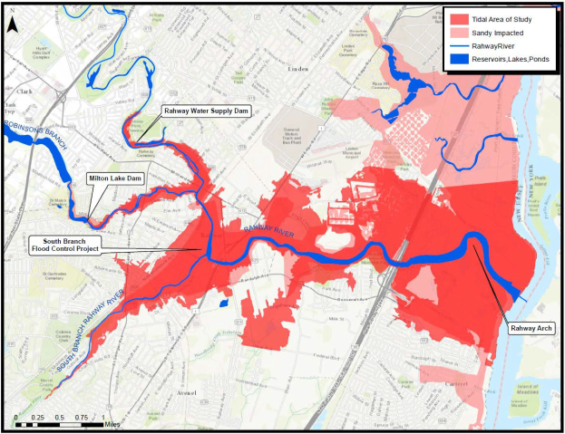 Karte von New York City, die geplante Überschwemmungsgebiete in Rot und Blau zeigt, mit Textdetails zu betroffenen Gewässertypen, Bevölkerung und Projektzeitplan.