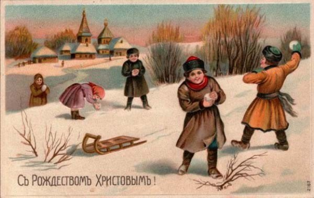 Gruppe von Kindern, die im Schnee mit einem Schlitten spielen, umgeben von Pflanzen, Bäumen und Häusern, mit dem Text 'Russischer Weihnachtsgruß' unten.