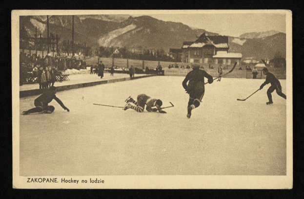 Schwarzes und weißes Foto von Menschen, die Hockey auf einem Eisplatz spielen, mit Gebäuden, Bäumen, Pfählen und Bergen im Hintergrund und Text unten.