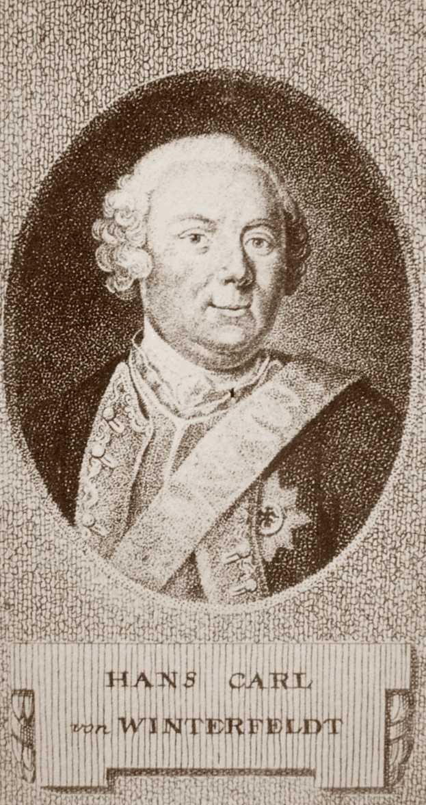 Schwarz-weißes Porträt von Hans Carl von Winterfeldt mit ernstem Gesichtsausdruck, Text unten.