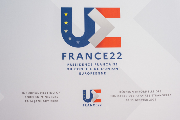 Plakat für die "Frankreich 22 - Informelle Tagung der Außenminister" mit dem EU-Logo, das einen blauen Kreis mit einem weißen Stern und schwarzem zentriertem Text zeigt.