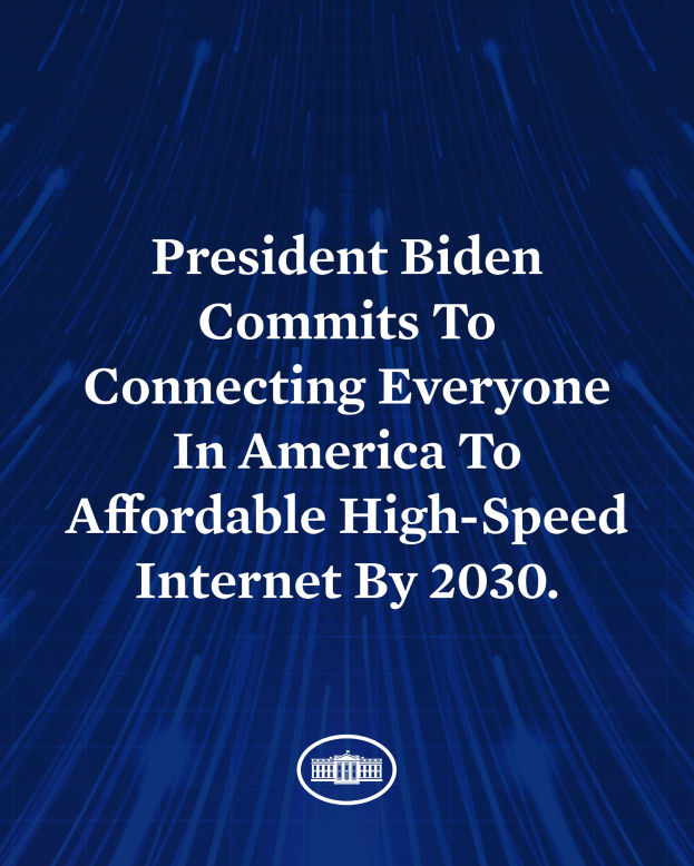 Ein blauer Hintergrund mit zentrierter weißer Schrift, die besagt: "Präsident Biden setzt sich dafür ein, bis 2030 allen Amerikanern einen Zugang zu erschwinglichem Hochgeschwindigkeitsinternet zu ermöglichen."