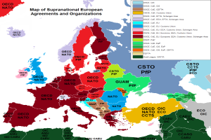 Eine Karte von Europa mit unterschiedlich gefärbten Ländern, die verschiedene Abkommen und Organisationen darstellen, begleitet von Text, der die Ländernamen und beteiligten Nationen nennt.