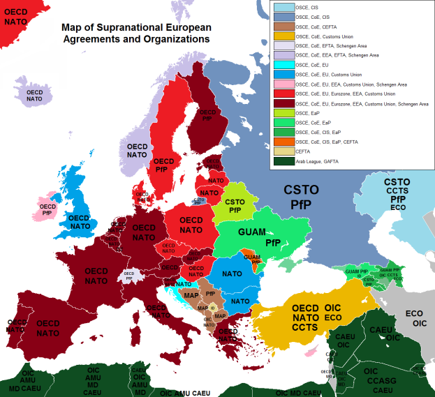 Eine Karte von Europa mit unterschiedlich gefärbten Ländern, die verschiedene Abkommen und Organisationen darstellen, begleitet von Text, der die Ländernamen und beteiligten Nationen nennt.