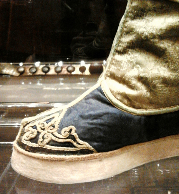 Nahaufnahme eines Schuhpaares in einer Glasvitrine