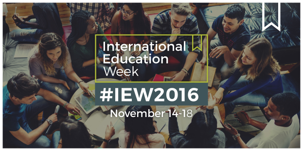 Gruppe von Menschen auf einem Sofa sitzend, einige halten Bücher und Stifte, mit 'International Education Week IEW 2016' Text in der Mitte, scheinbar in ein Gespräch vertieft.