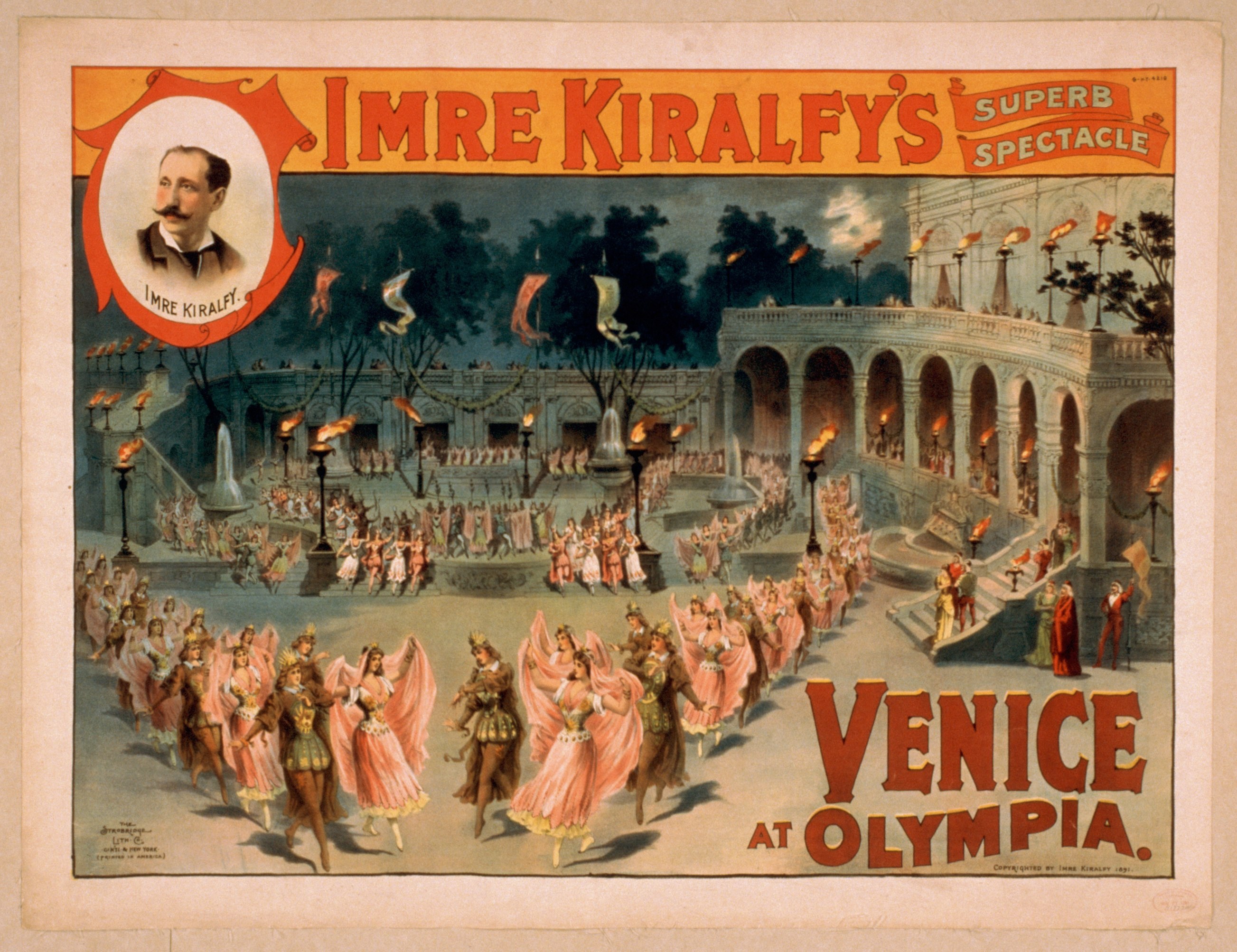 Plakat für Imre Kiralfys Super-Spektakel in Venedig bei Olympia, das kostümierte Künstler vor einem gebogenen und säulengeschmückten Gebäude mit Laternen und Bäumen im Hintergrund zeigt.