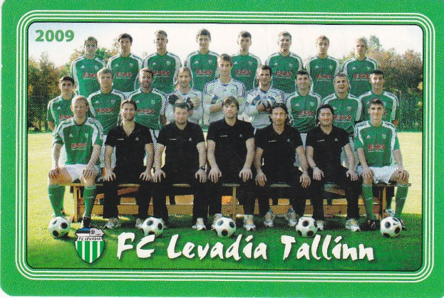 Ein Plakat der FC Levadia Tallinn Mannschaft mit einer Gruppe von Menschen im Vordergrund, Fußballbällen auf dem Boden, Bäumen und einem klaren blauen Himmel im Hintergrund und Text mit einem Logo unten.