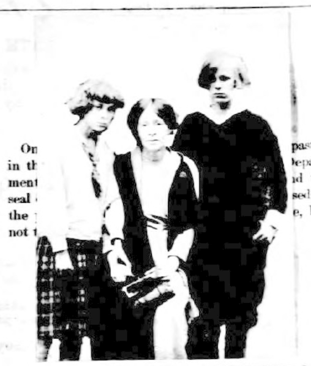 Ein Schwarz-Weiß-Bild von drei Personen, die in der Mitte stehen, mit Text auf beiden Seiten.