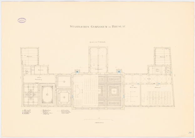 Ein detaillierter Grundrissplan des Staatlichen Gymnasiums in Breslau, der ein Gebäude mit zahlreichen Fenstern und begleitenden Text zur Beschreibung der Anlage zeigt.