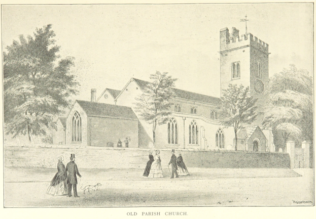 Alte Pfarrkirche mit Menschen davor, umgeben von Bäumen unter einem klaren blauen Himmel, mit Text unten.