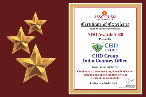 Auszeichnung für die Ngo Awards 2020 mit drei Sternen links, Text 'Chd Group India Country Office' rechts und einem Schild-Logo mit zentralem Stern und Lorbeerkranz.