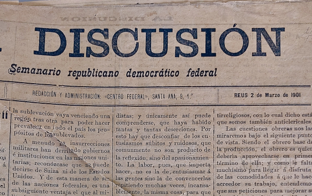 Ein vergilbtes, leicht zerknittertes Zeitungsblatt mit schwarzer Tinte, das die ├ťberschrift "Semanario Rep├║blicano Democr├ítico Federal" und das Wort "Diskussion" auf der Seite zeigt.