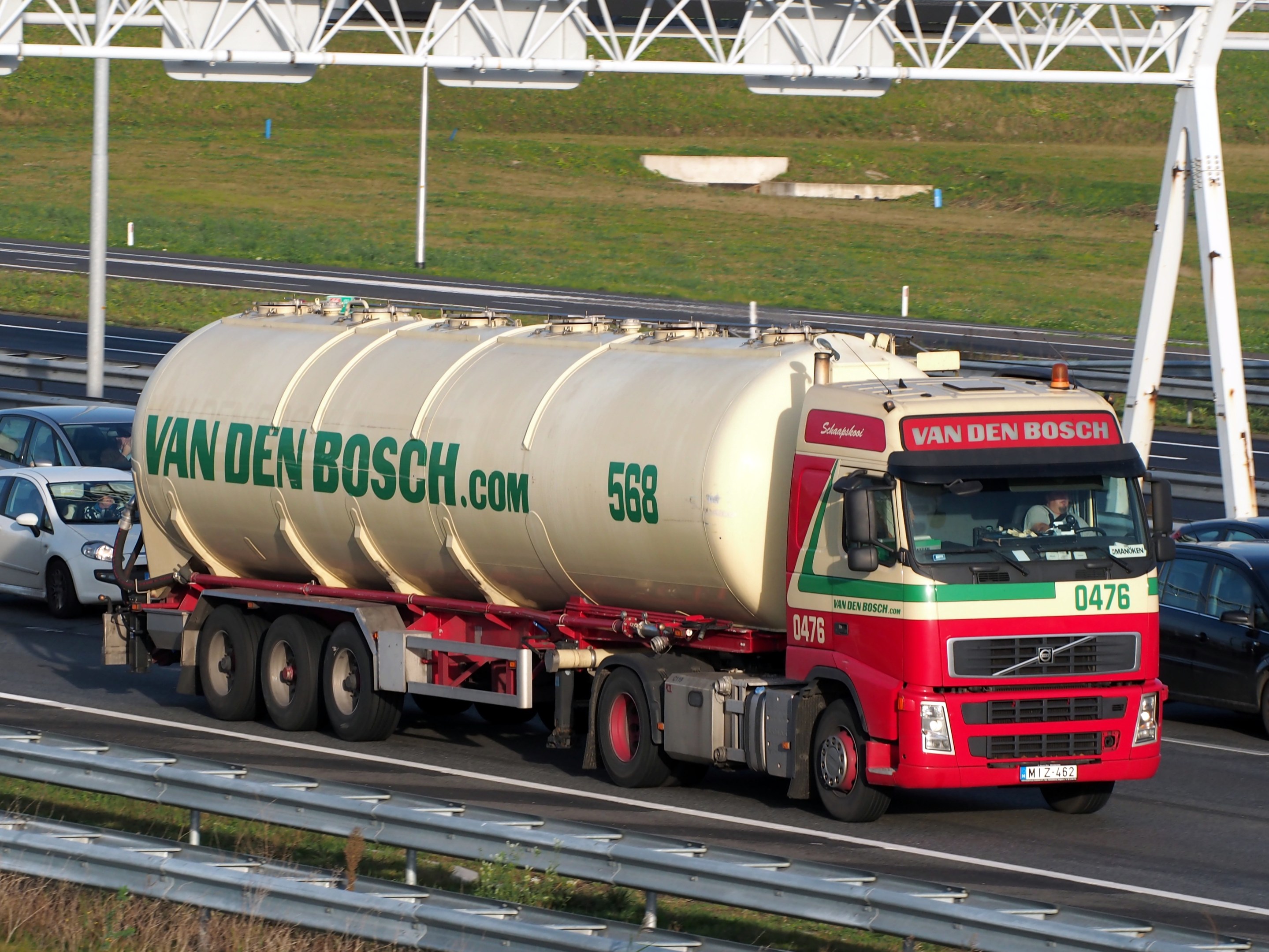 HZA-AC: "Fremde Kraftstofftanks" auf Lkw / Wie ausländische Transportunternehmer von niedrigeren Kraftstoffpreisen in ihren Heimatländern profitieren und Steuerhinterzieher werden.