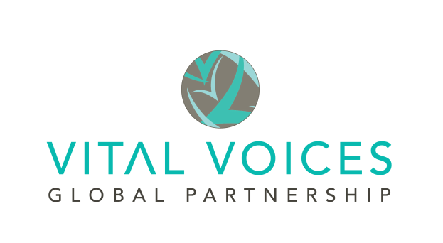 Ein Logo mit den Worten "Vital Voices Global Partnership" in fetter, schwarzer Schrift auf einem weißen Hintergrund, mit einem blauen und weißen Kreisgradienten und einer weißen Taube darin, die Frieden und Hoffnung symbolisiert, umgeben von einem schmalen schwarzen Rand.