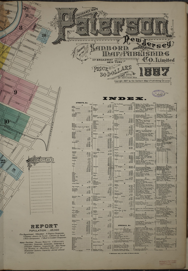 Ein altes Buch mit einer detaillierten Stadtkarte oben drauf, das auf einer Oberfläche liegt, mit Text, der Informationen über die Gebäude, Straßen und Sehenswürdigkeiten der Stadt liefert.