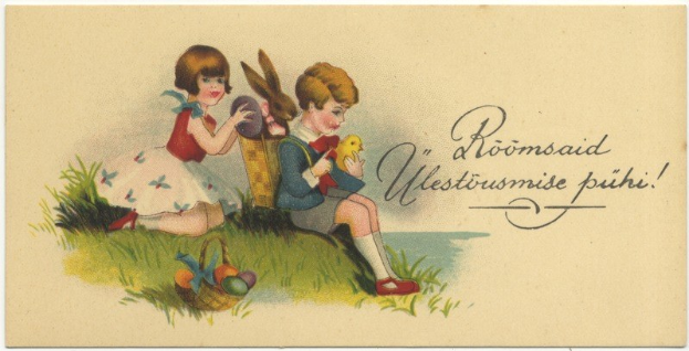 Schwarz-weiß-Postkarte mit zwei Kindern, die auf dem Gras sitzen, eines hält einen Korb mit Ostereiern und das andere ein Spielzeug, mit einem Plakat mit Text im Hintergrund.