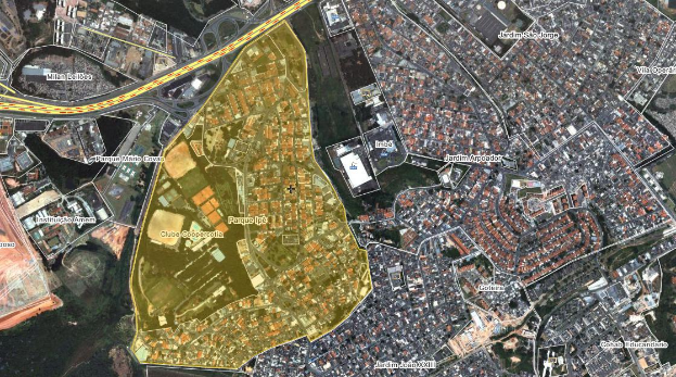 Eine Luftaufnahme einer Stadt mit Gebäuden, Straßen, Bäumen und Gras, die eine zentrale Stadtkarte mit einem geplanten Entwicklungsstandort zeigt.