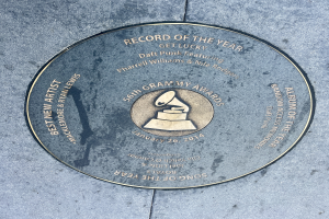 Eine runde Gedenktafel auf dem Hollywood Walk of Fame mit Text und einem Bild, die einen Rekord des Jahres ehrt.