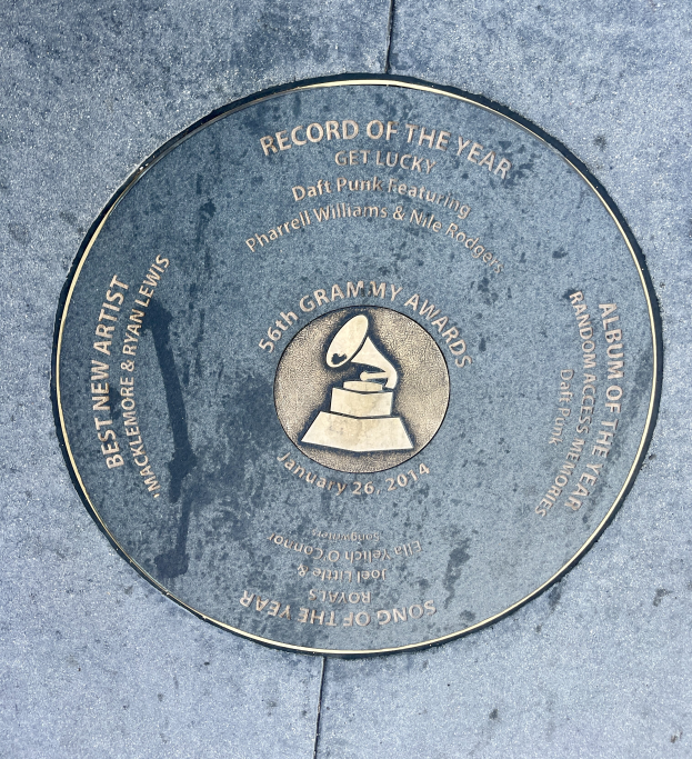 Eine runde Gedenktafel auf dem Hollywood Walk of Fame mit Text und einem Bild, die einen Rekord des Jahres ehrt.