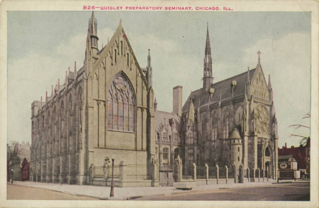 Altes Foto einer Kirche in Chicago, Illinois, mit umliegenden Gebäuden, Strommasten, Bäumen und einer Straße im Vordergrund und Himmel im Hintergrund; Text erscheint oben.