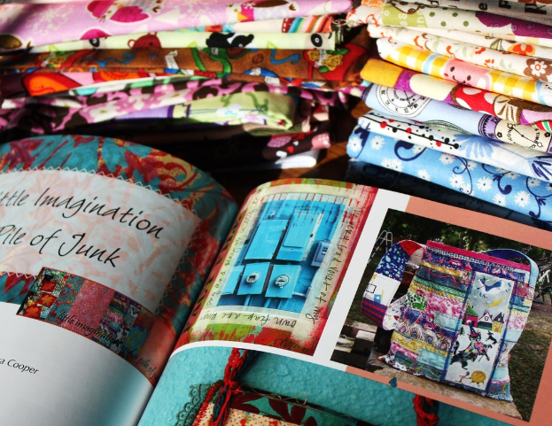 Ein einzelnes Buch mit sichtbarem Rücken und Umschlag.