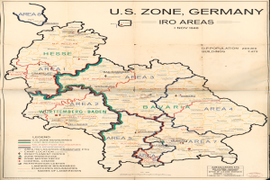 Eine Karte der US-Zone in Deutschland während des Zweiten Weltkriegs, mit Städten, Dörfern und geografischen Merkmalen in fetter Schrift und primarily in Blautönen und Grüntönen dargestellt, mit gelben und roten Akzenten.