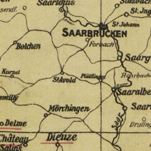 Ein altes Stadtplan von Saarbrücken, Deutschland, mit detaillierten Straßen, Gebäuden und Sehenswürdigkeiten, das klassische Schrifttext enthält, der den Standort der Stadt angibt.