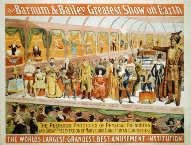 Ein Vintage-Plakat, das die Barnum & Bailey Greatest Show on Earth ankündigt, mit einer Gruppe von Menschen, einige stehend und einige sitzend, Vorhänge im Hintergrund und Text auf dem Plakat.
