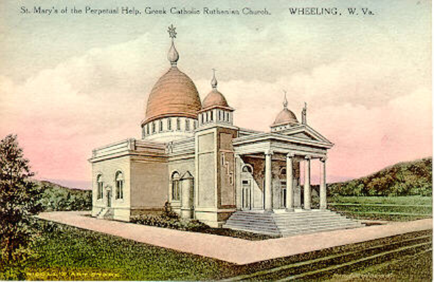 Eine alte Ansichtskarte zeigt die St. Marienkirche der griechisch-katholischen Ruthenen in Wheeling, West Virginia, mit Säulen, Treppe, Kuppel und umgeben von Bäumen und Gras, mit einem bewölkten Himmel im Hintergrund und einer Inschrift oben.