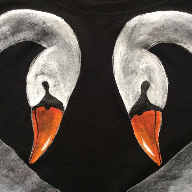 Abstrakte Kunst auf einem schwarzen Stoffhintergrund.