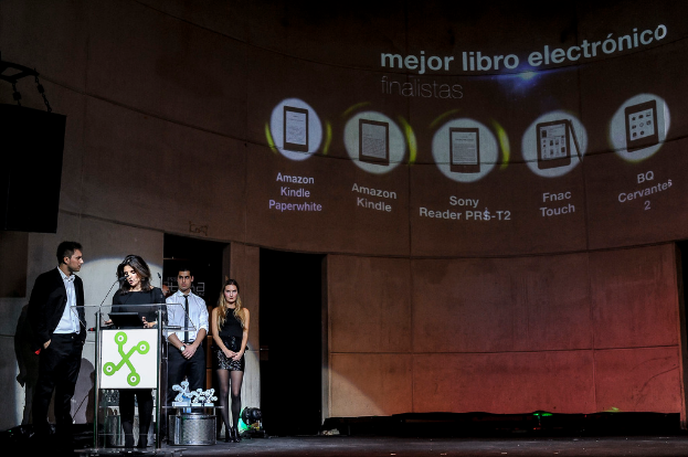 Vier Personen auf der linken Seite, wobei eine Frau ein Seminar hält und im Hintergrund Bilder von Geräten mit ihren Namen darunter zu sehen sind.