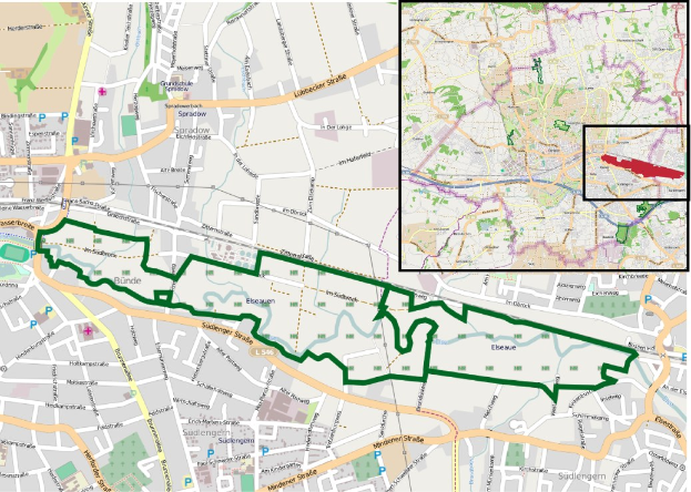 Stadtplan mit grüner Linie, die die Route einer Fahrradtour anzeigt, unterteilt in zwei Abschnitte: Der obere Teil zeigt Straßen und Sehenswürdigkeiten, der untere Teil bietet Details zur Tour einschließlich Start-/Zielpunkten, Dauer und Sehenswürdigkeiten.