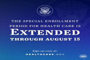 Ein Plakat mit Text und einem Logo, auf dem steht: "Die Sonderanmeldefrist für die Gesundheitsversorgung ist bis zum 15. August verlängert."