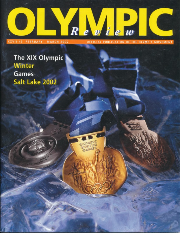 Ein Buch mit dem Titel "Olympische Revue" und mehreren Medaillen und fetter Schrift auf dem Cover.