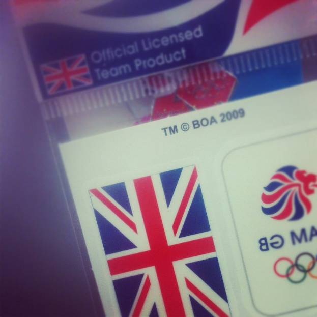 Nahaufnahme eines Personalausweises mit der amerikanischen Flagge und der Aufschrift "Critical Licence" auf der Vorderseite.