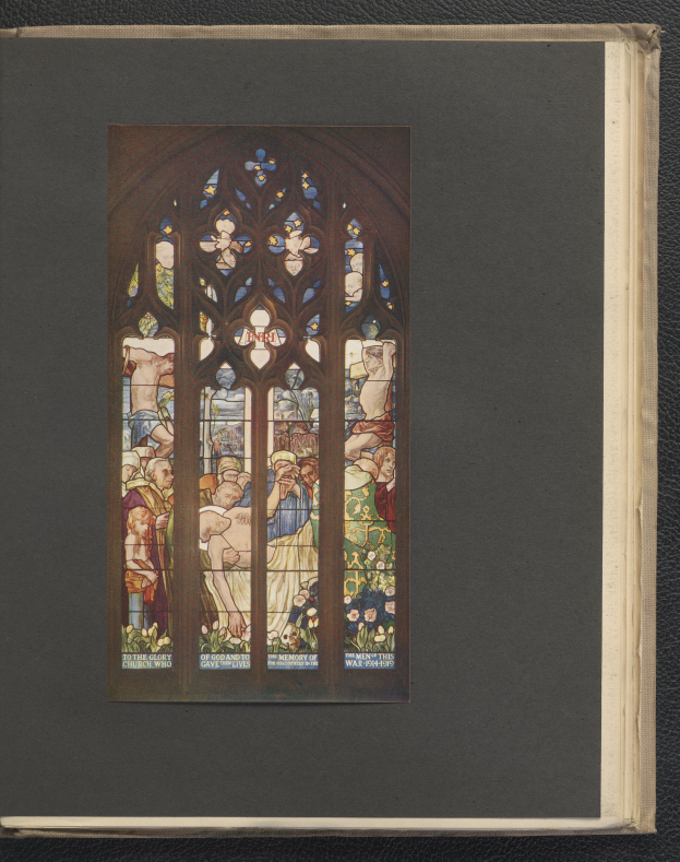 Ein Buch mit einem Bleiglasfenster in der Mitte, das eine Gruppe von Menschen zeigt, die um einen Tisch versammelt sind, kunstvoll mit leuchtenden Farben und feinen Details gestaltet.