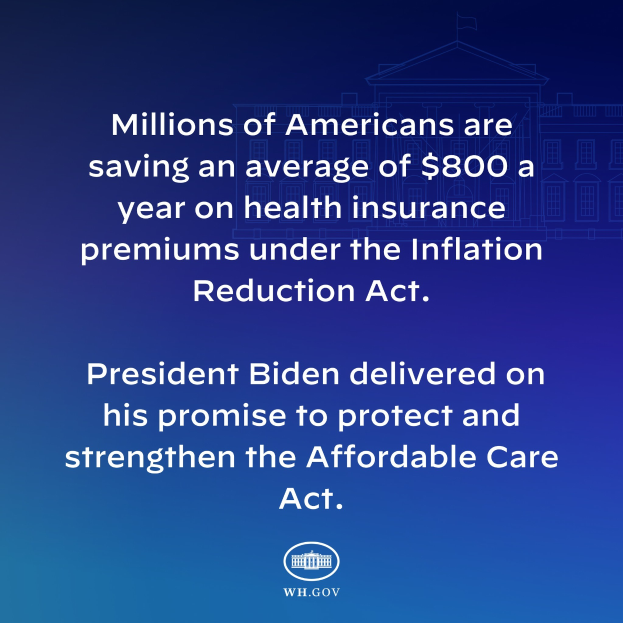 Blauer Hintergrund mit weißer Schrift, die besagt: "Millionen von Amerikanern sparen durchschnittlich 800 Dollar pro Jahr an den Gesundheitsversicherungsprämien unter dem Inflation Reduction Act" und ein Logo in der Mitte.