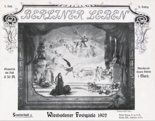 Schwarzes und weißes Foto einer Bühne von den 1902er Wiesbadener Festspielen, das Darsteller in traditioneller deutscher Tracht und ein applaudierendes Publikum zeigt.