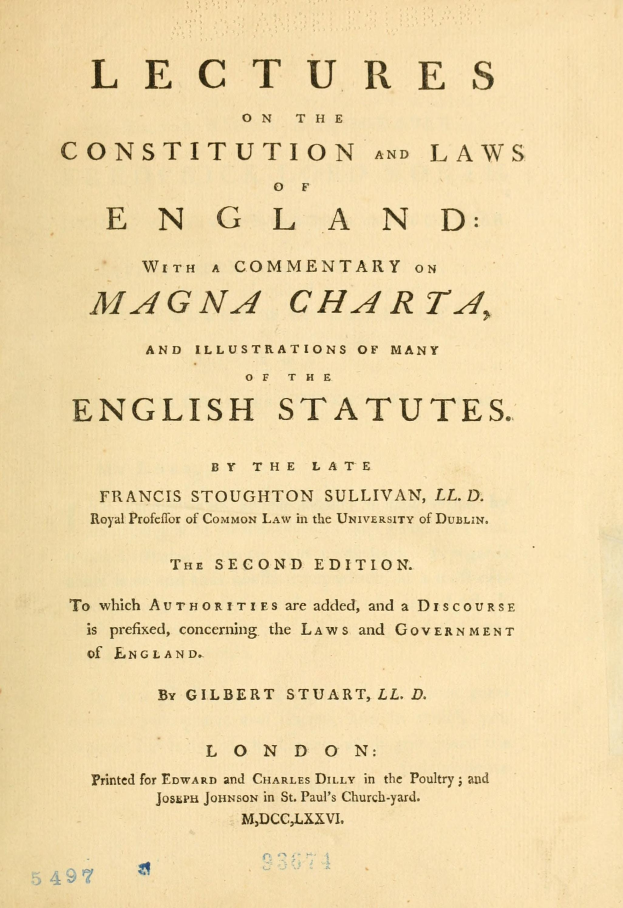 Ein altes Buch mit dem Titel 'Vorträge über die Verfassung und Gesetze Englands mit einem Kommentar zur Magna Charta und Illustrationen vieler englischer Gesetze' liegt aufgeschlagen da und zeigt eine Seite mit schwarzem Text.