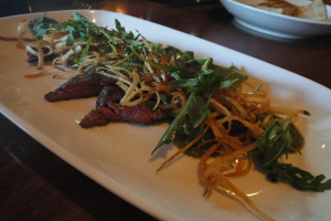 Ein Teller und eine Schüssel mit Essen sind auf einem Tisch platziert.